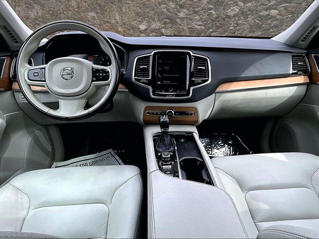 2021 Volvo XC90 T6 Momentum 7-Passenger