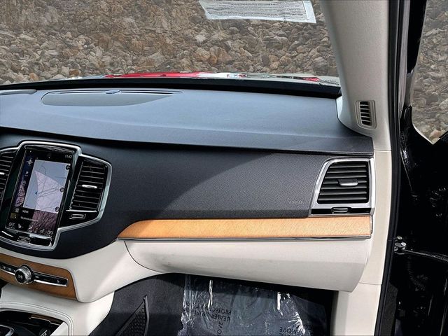 2021 Volvo XC90 T6 Momentum 7-Passenger