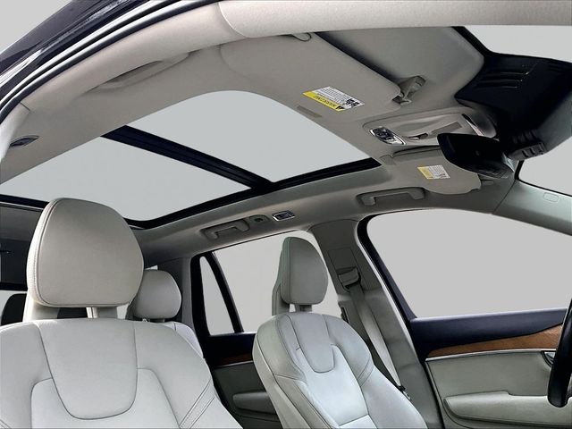 2021 Volvo XC90 T6 Momentum 7-Passenger