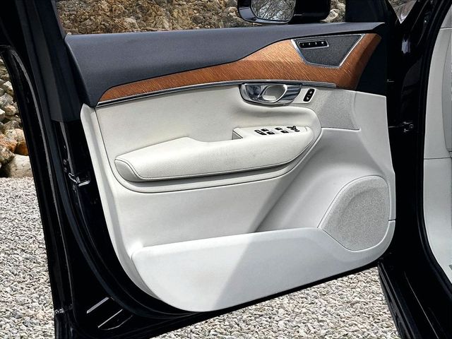 2021 Volvo XC90 T6 Momentum 7-Passenger