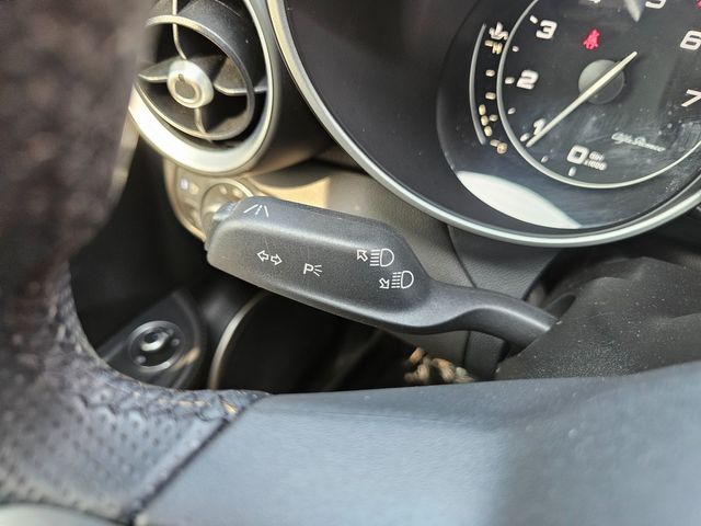 2022 Alfa Romeo Giulia Ti | Brownsville TX | English Motors 2022 Alfa Romeo Giulia Ti | Brownsville TX | English Motors