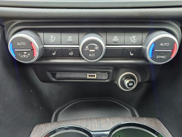 2022 Alfa Romeo Giulia Ti | Brownsville TX | English Motors 2022 Alfa Romeo Giulia Ti | Brownsville TX | English Motors