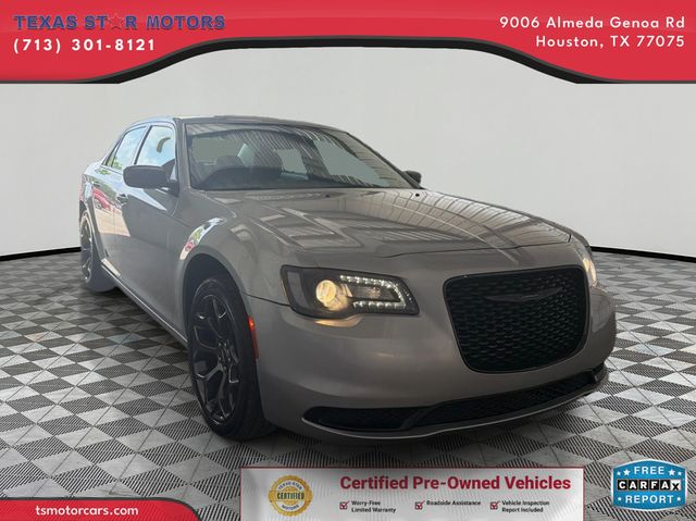 2022 Chrysler 300 Touring's photo