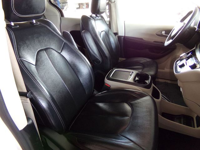 2022 Chrysler Pacifica Touring L | Gonzales, TX | West Motors 2022 Chrysler Pacifica Touring L | Gonzales, TX | West Motors