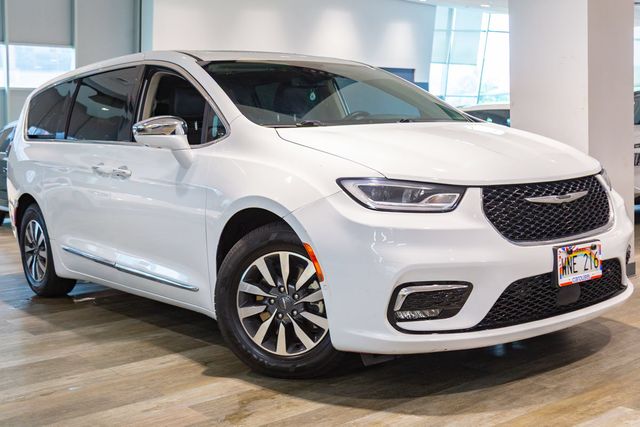 2022 Chrysler Pacifica Hybrid at Autosource, photo 1
