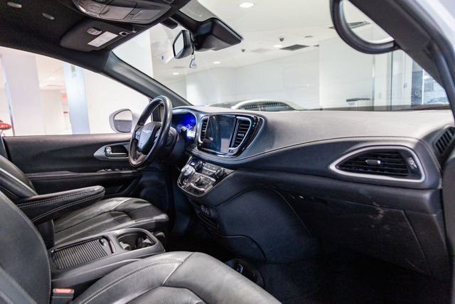 2022 Chrysler Pacifica Hybrid Touring L 3rd row