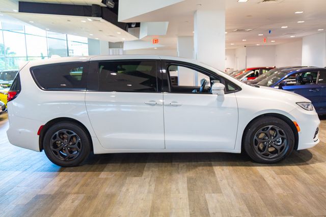 2022 Chrysler Pacifica Hybrid S Appearance at Autosource, photo 4