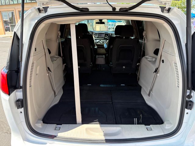 2022 Chrysler Voyager LX