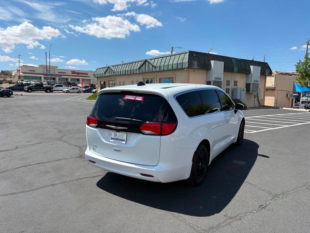 2022 Chrysler Voyager LX