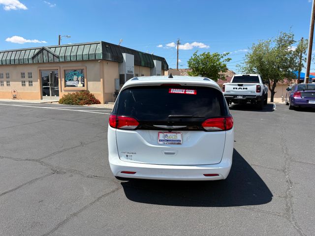 2022 Chrysler Voyager LX