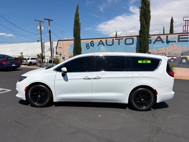 2022 Chrysler Voyager LX