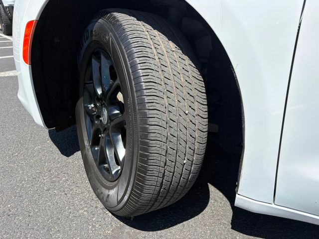 2022 Chrysler Voyager LX