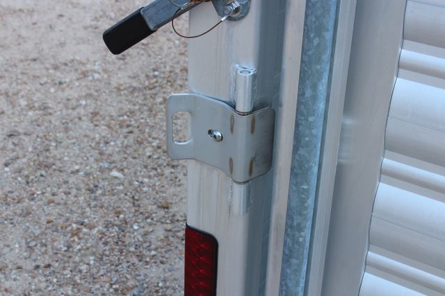 2022 Featherlite 8127 - 32' GN Livestock, 2 Cut Gates w/ sliders, Tandem 8Ks | CONROE, TX | SportChassis/ Featherlite Trailers of Texas 2022 Featherlite 8127 - 32' GN Livestock, 2 Cut Gates w/ sliders, Tandem 8Ks | CONROE, TX | SportChassis/ Featherlite Trailers of Texas