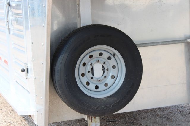 2022 Featherlite 8127 - 32' GN Livestock, 2 Cut Gates w/ sliders, Tandem 8Ks | CONROE, TX | SportChassis/ Featherlite Trailers of Texas 2022 Featherlite 8127 - 32' GN Livestock, 2 Cut Gates w/ sliders, Tandem 8Ks | CONROE, TX | SportChassis/ Featherlite Trailers of Texas