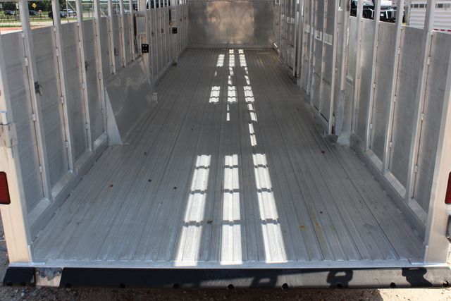 2022 Featherlite 8127 - 32' GN Livestock, 2 Cut Gates w/ sliders, Tandem 8Ks | CONROE, TX | SportChassis/ Featherlite Trailers of Texas 2022 Featherlite 8127 - 32' GN Livestock, 2 Cut Gates w/ sliders, Tandem 8Ks | CONROE, TX | SportChassis/ Featherlite Trailers of Texas