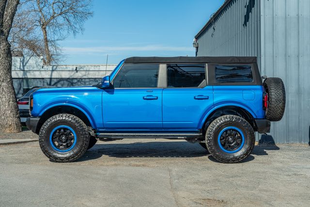 2022 Ford Bronco Outer Banks 4X4 / VELOCITY BLUE / BIG SCREEN | Austin, TX | Rocky Mountain Truck Stop Austin 2022 Ford Bronco Outer Banks 4X4 / VELOCITY BLUE / BIG SCREEN | Austin, TX | Rocky Mountain Truck Stop Austin