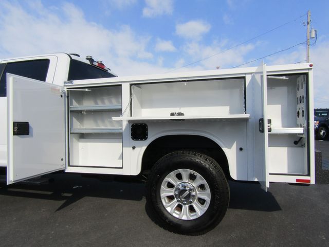 2022 Ford F350 Crew Cab 4x4 with New 8' knapheide Utility Bed