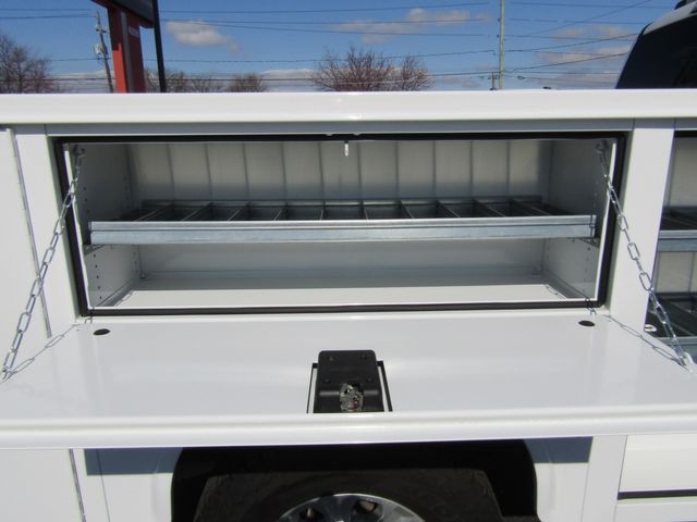 2022 Ford F350 Crew Cab 4x4 with New 8' knapheide Utility Bed