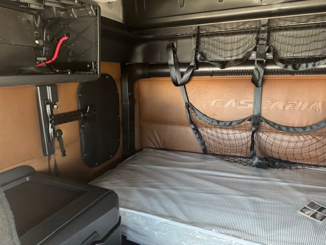 2022 Freightliner CASCADIA 126-APU