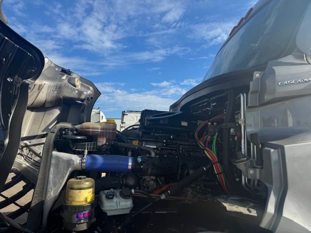 2022 Freightliner CASCADIA 126-APU