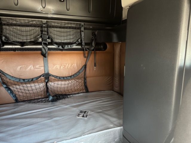 2022 Freightliner CASCADIA 126-APU