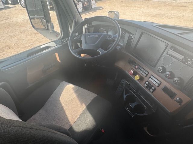 2022 Freightliner CASCADIA 126-APU