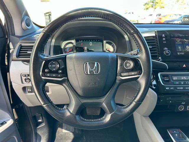 2022 Honda Pilot Touring w/Rear Captain's Chairs