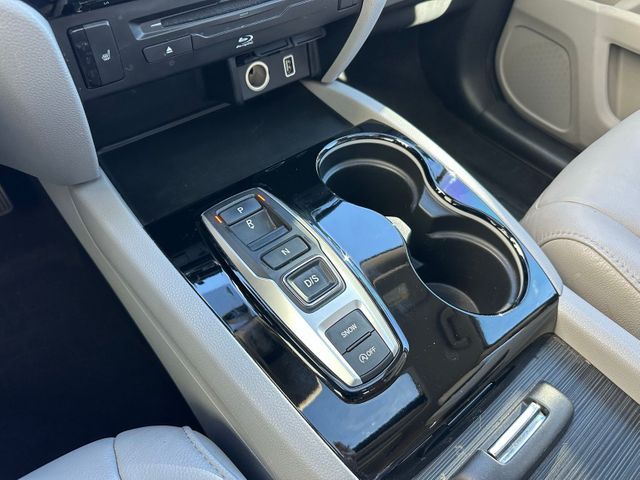 2022 Honda Pilot Touring w/Rear Captain's Chairs