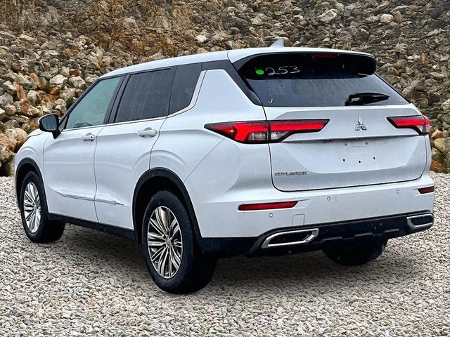2022 Mitsubishi Outlander ES