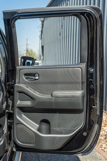 2022 Nissan Frontier SV CREW CAB / 3.8L V6 / LOW MILES / CLEAN CARFAX | Austin, TX | Rocky Mountain Truck Stop Austin