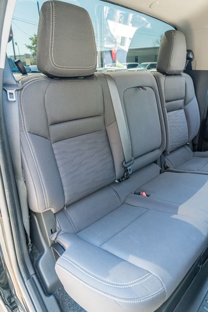 2022 Nissan Frontier SV CREW CAB / 3.8L V6 / LOW MILES / CLEAN CARFAX | Austin, TX | Rocky Mountain Truck Stop Austin