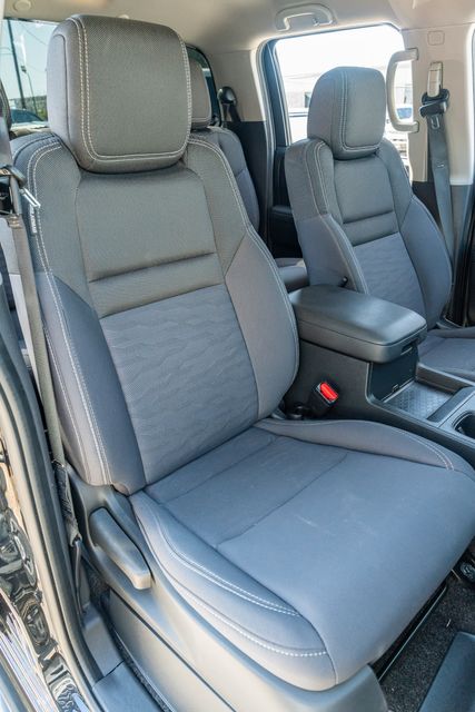 2022 Nissan Frontier SV CREW CAB / 3.8L V6 / LOW MILES / CLEAN CARFAX | Austin, TX | Rocky Mountain Truck Stop Austin