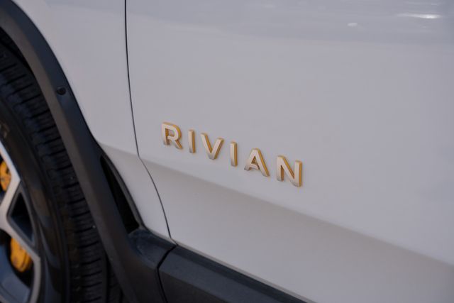 2022 Rivian R1T Adventure CREW CAB AWD / LOADED / GLACIER WHITE | Dallas, TX | Rocky Mountain Truck Stop Dallas 2022 Rivian R1T Adventure CREW CAB AWD / LOADED / GLACIER WHITE | Dallas, TX | Rocky Mountain Truck Stop Dallas