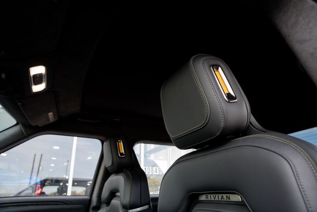 2022 Rivian R1T Adventure CREW CAB AWD / LOADED / GLACIER WHITE | Dallas, TX | Rocky Mountain Truck Stop Dallas 2022 Rivian R1T Adventure CREW CAB AWD / LOADED / GLACIER WHITE | Dallas, TX | Rocky Mountain Truck Stop Dallas