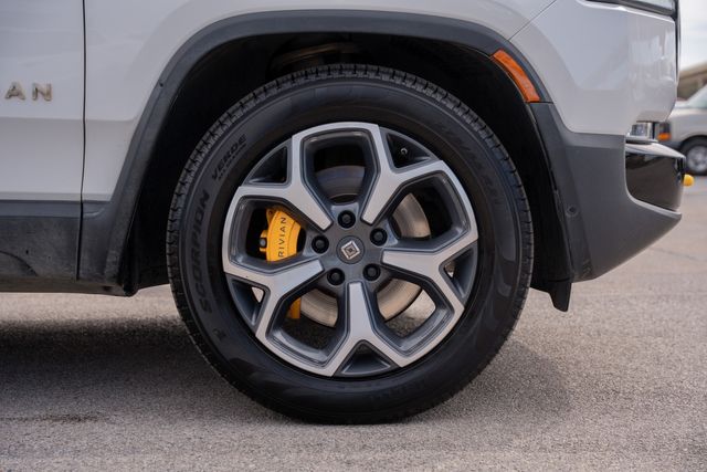 2022 Rivian R1T Adventure CREW CAB AWD / LOADED / GLACIER WHITE | Dallas, TX | Rocky Mountain Truck Stop Dallas 2022 Rivian R1T Adventure CREW CAB AWD / LOADED / GLACIER WHITE | Dallas, TX | Rocky Mountain Truck Stop Dallas