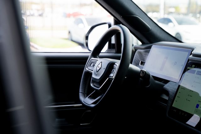 2022 Rivian R1T Adventure CREW CAB AWD / LOADED / GLACIER WHITE | Dallas, TX | Rocky Mountain Truck Stop Dallas 2022 Rivian R1T Adventure CREW CAB AWD / LOADED / GLACIER WHITE | Dallas, TX | Rocky Mountain Truck Stop Dallas