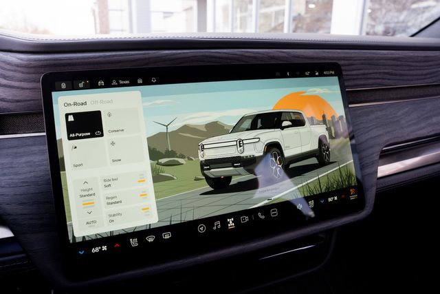 2022 Rivian R1T Adventure CREW CAB AWD / LOADED / GLACIER WHITE | Dallas, TX | Rocky Mountain Truck Stop Dallas