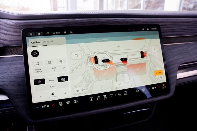 2022 Rivian R1T Adventure CREW CAB AWD / LOADED / GLACIER WHITE | Dallas, TX | Rocky Mountain Truck Stop Dallas 2022 Rivian R1T Adventure CREW CAB AWD / LOADED / GLACIER WHITE | Dallas, TX | Rocky Mountain Truck Stop Dallas