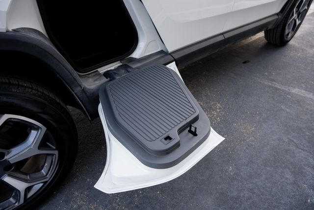 2022 Rivian R1T Adventure CREW CAB AWD / LOADED / GLACIER WHITE | Dallas, TX | Rocky Mountain Truck Stop Dallas 2022 Rivian R1T Adventure CREW CAB AWD / LOADED / GLACIER WHITE | Dallas, TX | Rocky Mountain Truck Stop Dallas