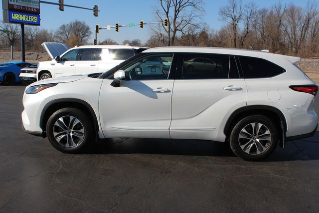 2022 Toyota Highlander XLE AWD | Granite City, Illinois | MasterCars Company Inc. 2022 Toyota Highlander XLE AWD | Granite City, Illinois | MasterCars Company Inc.