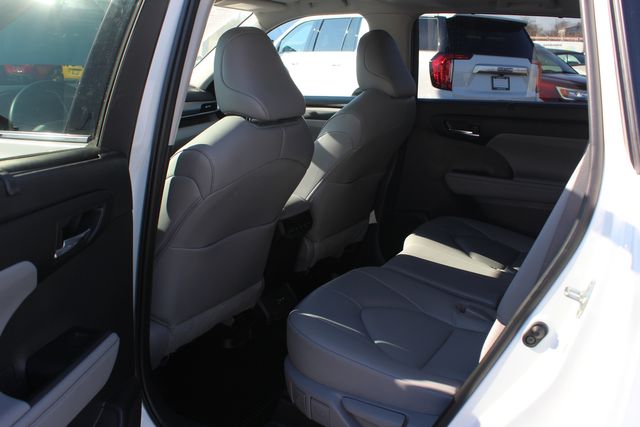 2022 Toyota Highlander XLE AWD | Granite City, Illinois | MasterCars Company Inc. 2022 Toyota Highlander XLE AWD | Granite City, Illinois | MasterCars Company Inc.