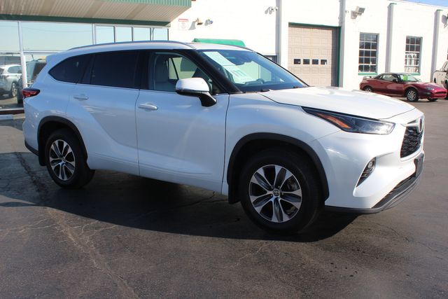 2022 Toyota Highlander XLE AWD | Granite City, Illinois | MasterCars Company Inc. 2022 Toyota Highlander XLE AWD | Granite City, Illinois | MasterCars Company Inc.