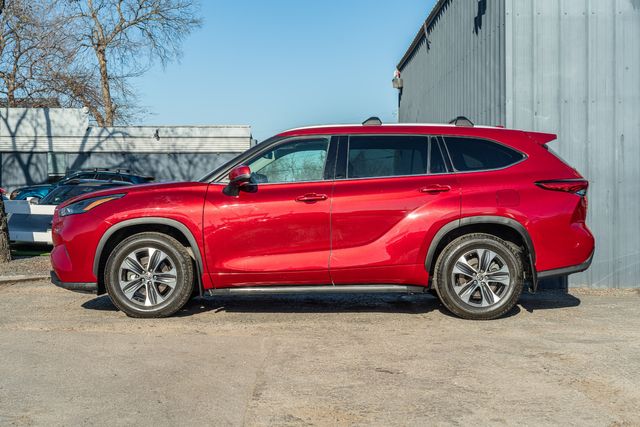 2022 Toyota Highlander Hybrid XLE / ONE TEXAS OWNER / LOADED / LUXURY | Austin, TX | Rocky Mountain Truck Stop Austin 2022 Toyota Highlander Hybrid XLE / ONE TEXAS OWNER / LOADED / LUXURY | Austin, TX | Rocky Mountain Truck Stop Austin