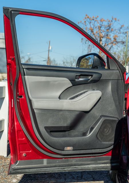 2022 Toyota Highlander Hybrid XLE / ONE TEXAS OWNER / LOADED / LUXURY | Austin, TX | Rocky Mountain Truck Stop Austin