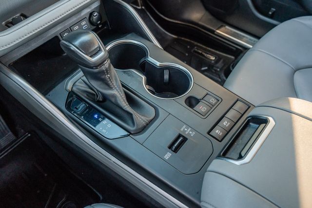 2022 Toyota Highlander Hybrid XLE / ONE TEXAS OWNER / LOADED / LUXURY | Austin, TX | Rocky Mountain Truck Stop Austin