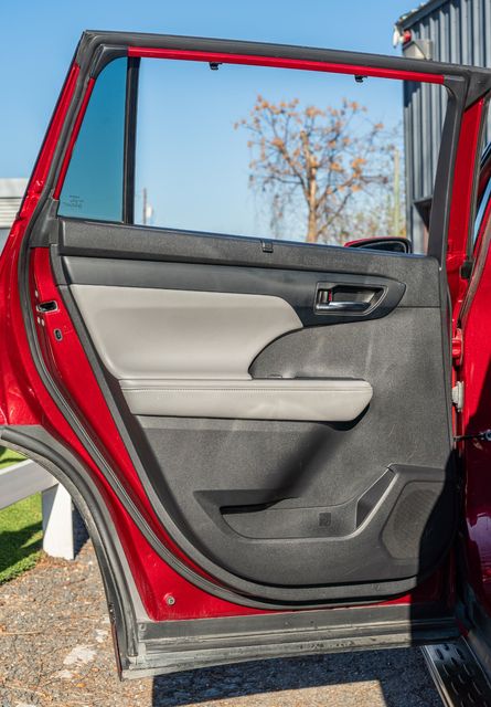 2022 Toyota Highlander Hybrid XLE / ONE TEXAS OWNER / LOADED / LUXURY | Austin, TX | Rocky Mountain Truck Stop Austin 2022 Toyota Highlander Hybrid XLE / ONE TEXAS OWNER / LOADED / LUXURY | Austin, TX | Rocky Mountain Truck Stop Austin