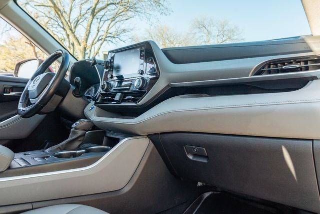 2022 Toyota Highlander Hybrid XLE / ONE TEXAS OWNER / LOADED / LUXURY | Austin, TX | Rocky Mountain Truck Stop Austin