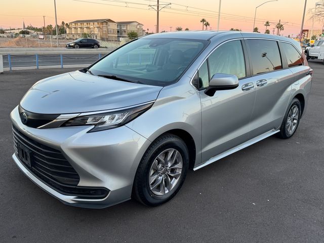 2022 Toyota Sienna LE 8-Passenger
