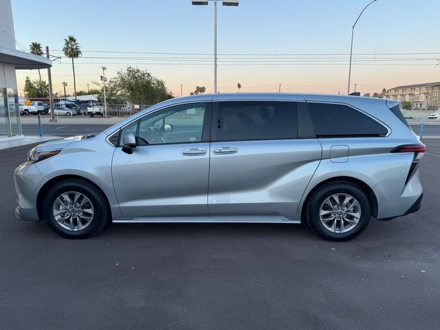 2022 Toyota Sienna LE 8-Passenger