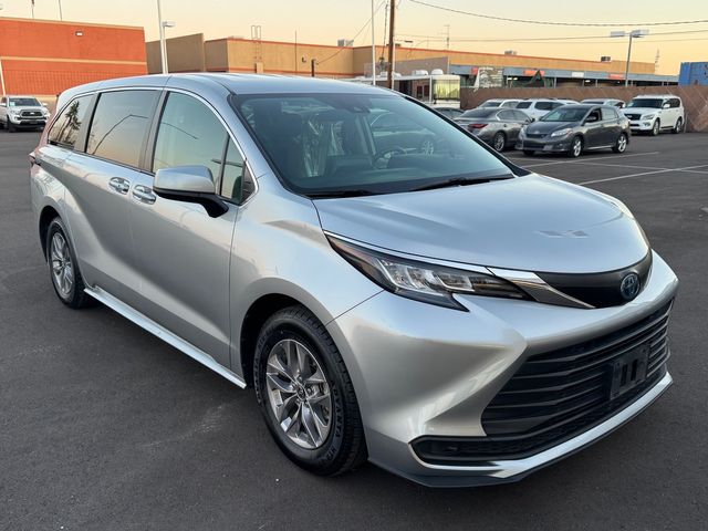 2022 Toyota Sienna LE 8-Passenger